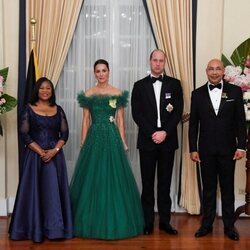 El Príncipe Guillermo y Kate Middleton con el Gobernador General de Jamaica y su esposa en una cena en Jamaica
