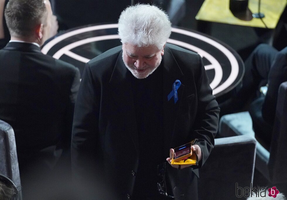 Pedro Almodóvar muestra su apoyo a los refugiados de Ucrania en los Premios Oscar 2022