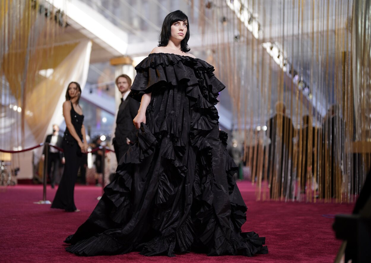 Billie Eilish de Gucci en los Premios Oscar 2022