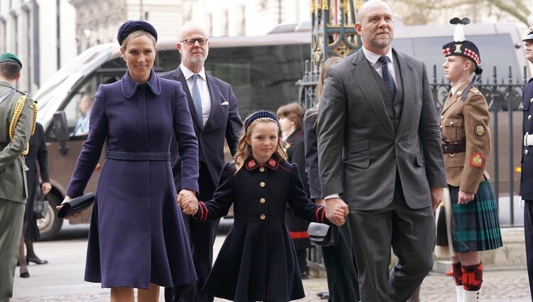 Zara Phillips y Mike Tindall con su hija Mia Tindal en el homenaje al Duque de Edimburgo