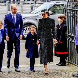 El Príncipe Guillermo y Kate Middleton, el Príncipe Jorge y la Princesa Carlota en el homenaje al Duque de Edimburgo
