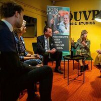 Máxima de Holanda escuchando testimonios en el lanzamiento de la fundación MIND Us