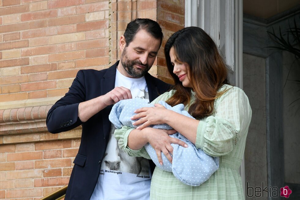Marisa Jara y Miguel Almansa miran con cariño a su hijo en su presentación