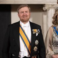 Guillermo Alejandro de Holanda y Máxima de Holanda con la tiara de aguamarinas en la cena de Estado al Presidente de La India y su esposa en el Palacio Rea