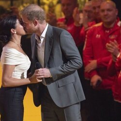 El Príncipe Harry y Meghan Markle se besan en la inauguración de los Juegos Invictus