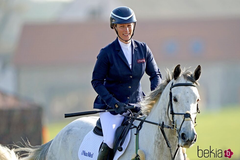 Zara Phillips montando a caballo en un concurso hípico en Norfolk