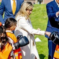 Máxima de Holanda boxeando con una niña en la décima edición de los Juegos del Rey