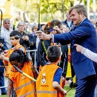 Guillermo Alejandro de Holanda practicando tiro con arco en la décima edición de los Juegos del Rey