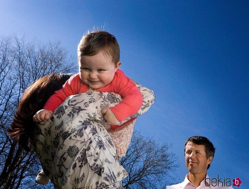 Isabel de Dinamarca de pequeña con sus padres Federico y Mary de Dinamarca