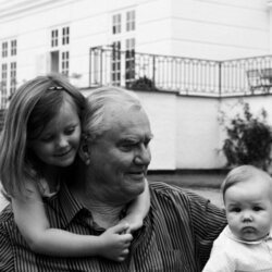 Isabel de Dinamarca abrazando a su abuelo Enrique de Dinamarca