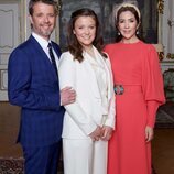 Foto oficial de Isabel de Dinamarca con Federico y Mary de Dinamarca en la Confirmación de Isabel de Dinamarca