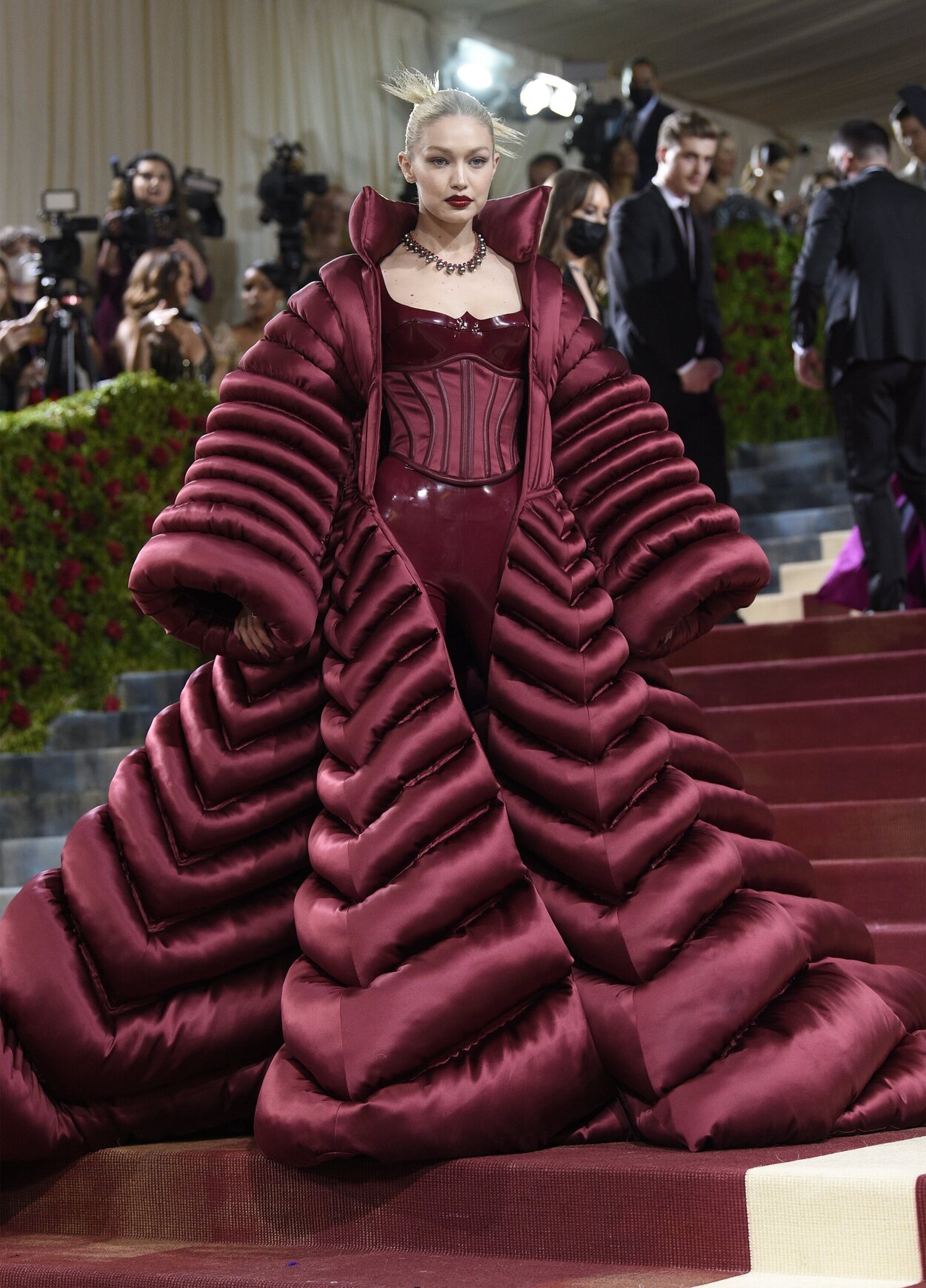 Gigi Hadid de Versaceen la MET Gala 2022