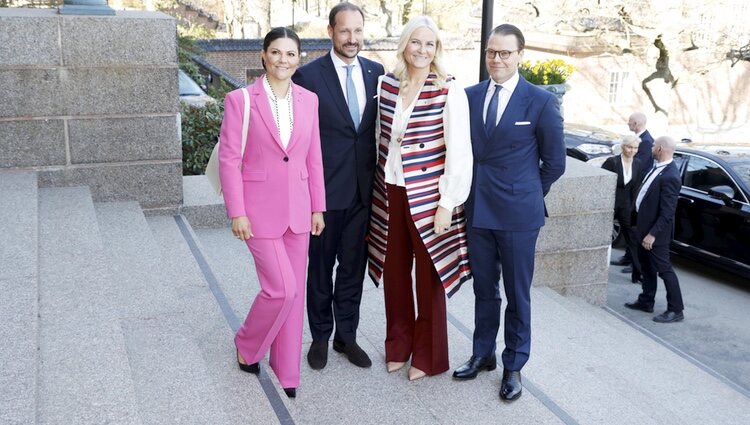 Victoria y Daniel de Suecia y Haakon y Mette-Marit de Noruega en un seminario en Estocolmo