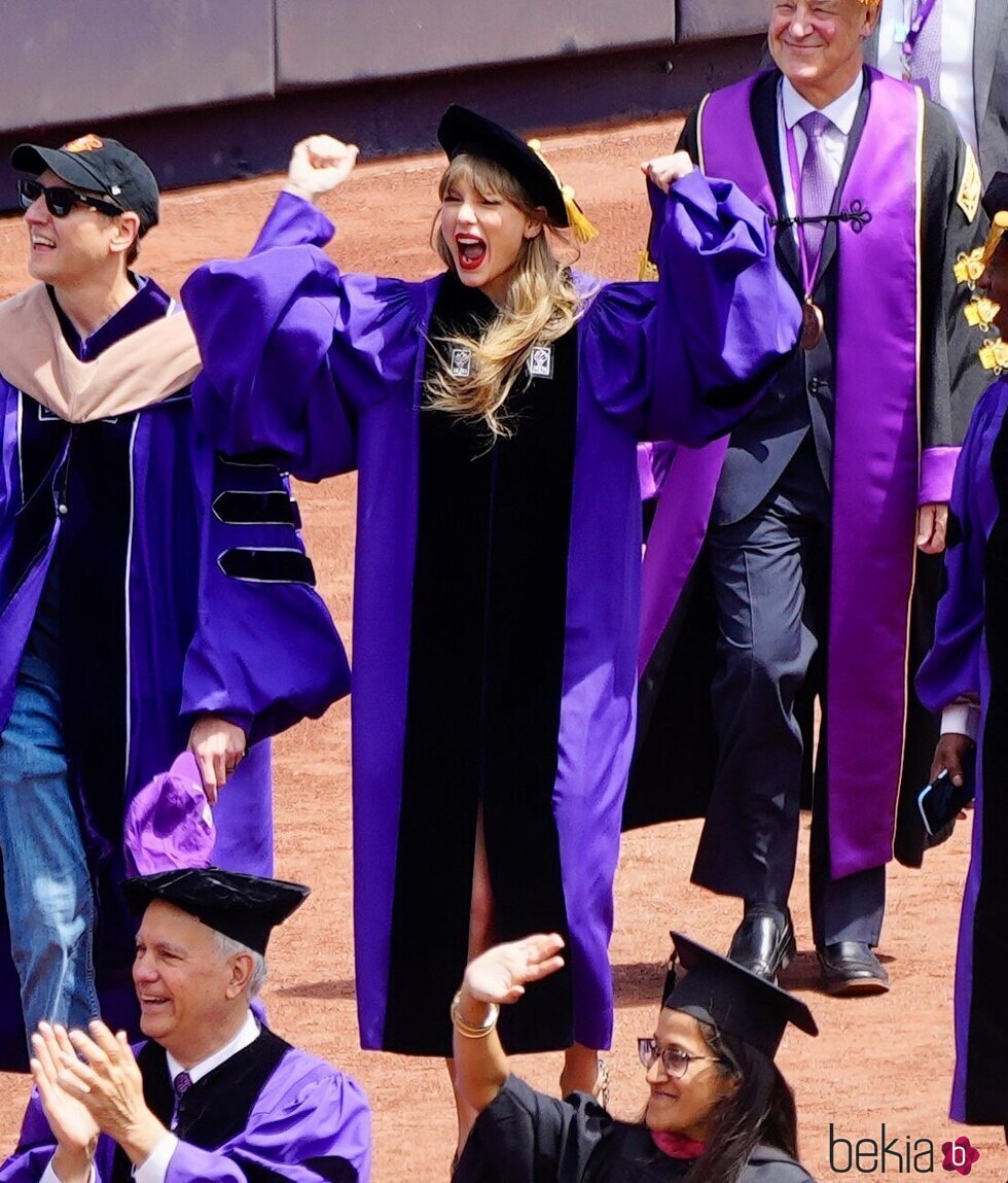 Taylor Swift recibiendo su título de Doctora Honoris Causa por la NYC