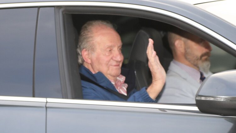 El Rey Juan Carlos se despide tras su primer viaje a España desde que se exilió a Abu Dabi