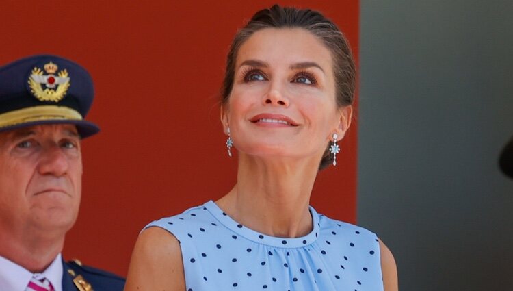La Reina Letizia mirando hacia arriba en el desfile del Día de las Fuerzas Armadas 2022