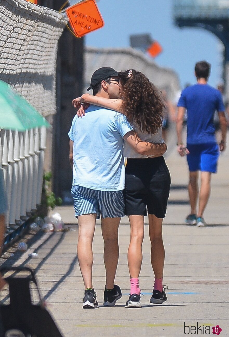 Margaret Qualley y Jack Antonoff besándose
