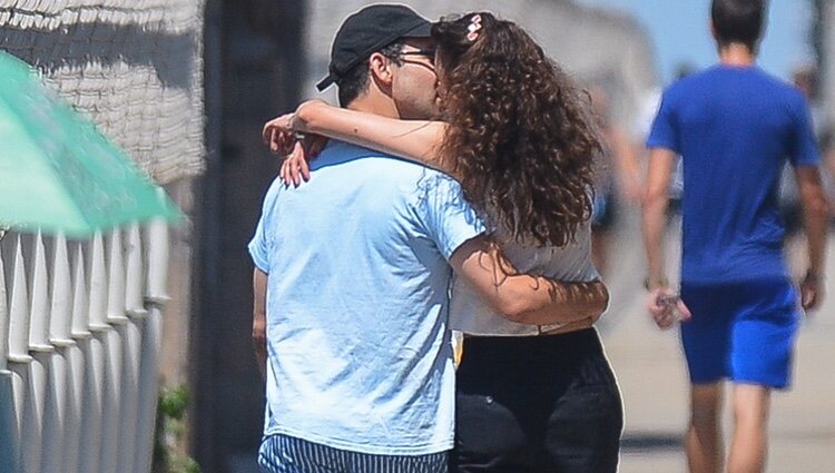 Margaret Qualley y Jack Antonoff besándose