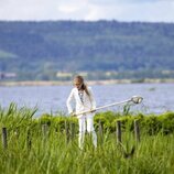 Estela de Suecia junto al lago Tåkern en su visita a Linkoping