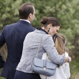 Victoria de Suecia besa con cariño a su hija Estela de Suecia en presencia de Daniel de Suecia en Linkoping