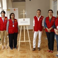 La Reina Letizia ante una placa conmemorativa de su visita a la Oficina Técnica de Cooperación en Mauritania en su viaje de cooperación
