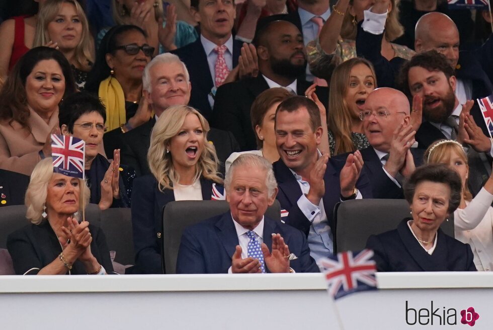 Camilla Parker, el Príncipe Carlos y la Princesa Ana en el concierto del Jubileo de Platino