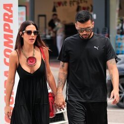 Tamara Gorro y Ezequiel Garay paseando de la mano