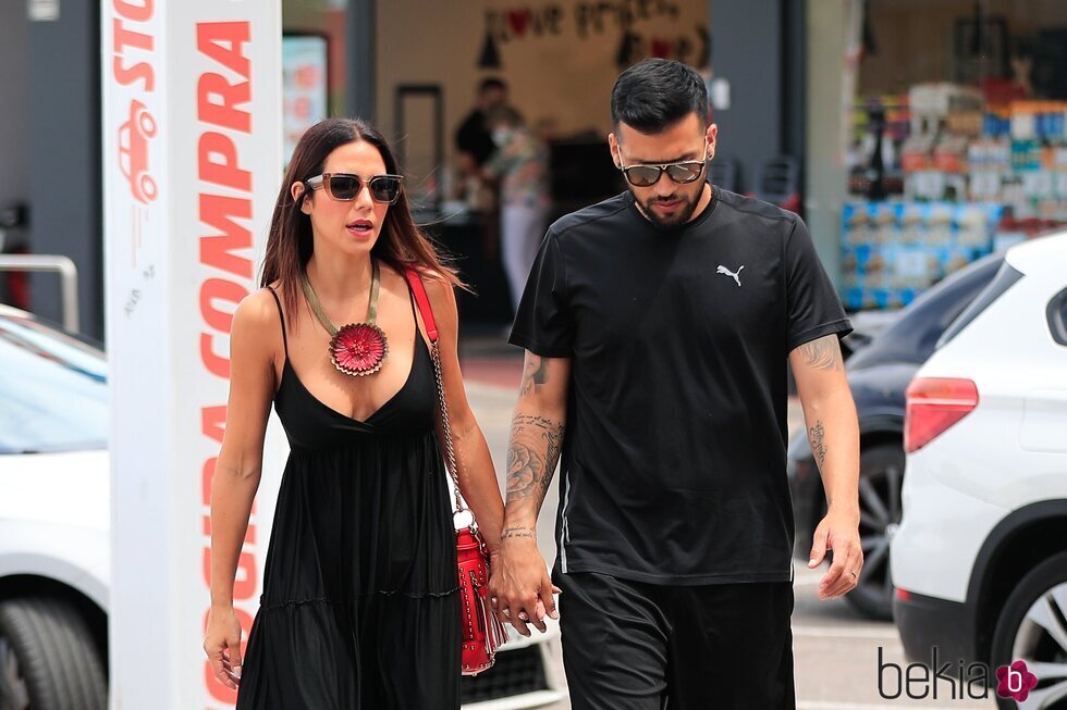 Tamara Gorro y Ezequiel Garay paseando de la mano