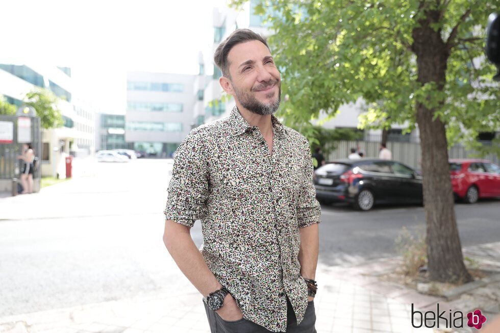 Antonio David Flores, sonriente atendiendo a la prensa