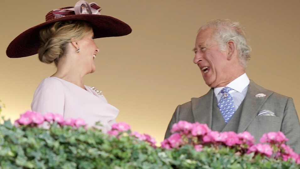 Príncipe Carlos y Wessex Sophie riendo de Ascot 2022