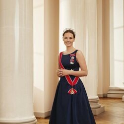 Ingrid Alexandra de Noruega con la tiara Boucheron, traje de gala y condecoraciones en un posado por su 18 cumpleaños
