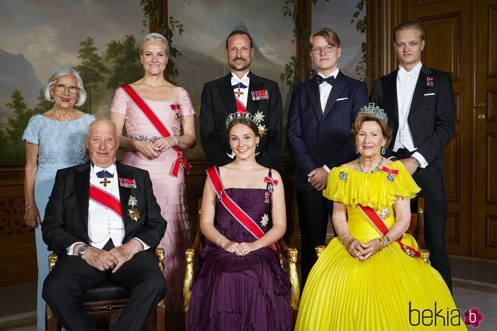 Foto oficial de Ingrid Alexandra de Noruega con sus padres, hermanos y abuelos por la cena de gala por su 18 cumpleaños