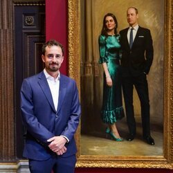 El artista Jamie Coreth ante el primer retrato conjunto del Príncipe Guillermo y Kate Middleton