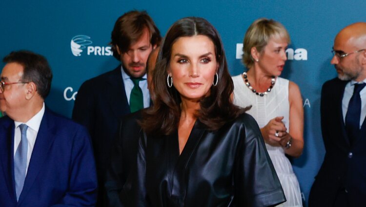 La Reina Letizia junto algunos asistentes a la II edición de los Premios Retina ECO