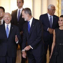 Joe Biden y el Rey Felipe bromeando junto a la Reina Letizia en la cena por la Cumbre de la OTAN en Madrid
