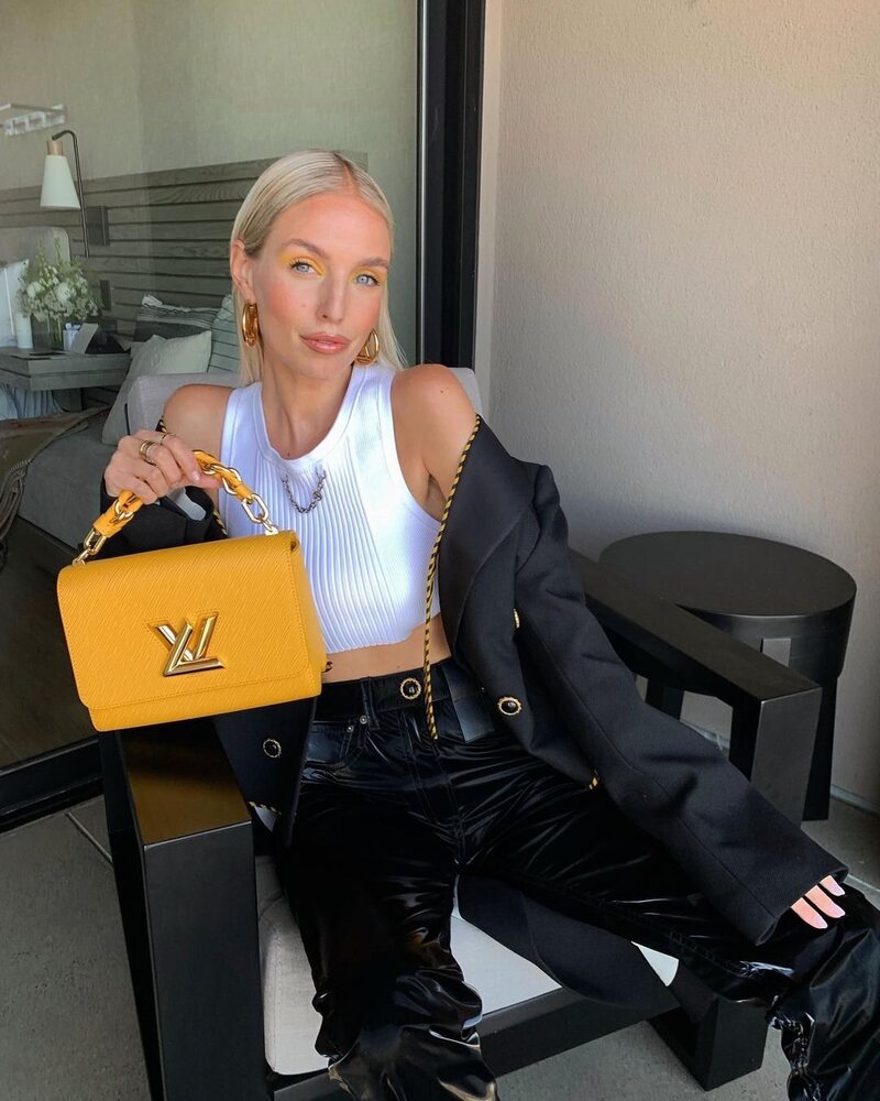 Leonie Hann con un top blanco de Louis Vuitton en su desfile crucero