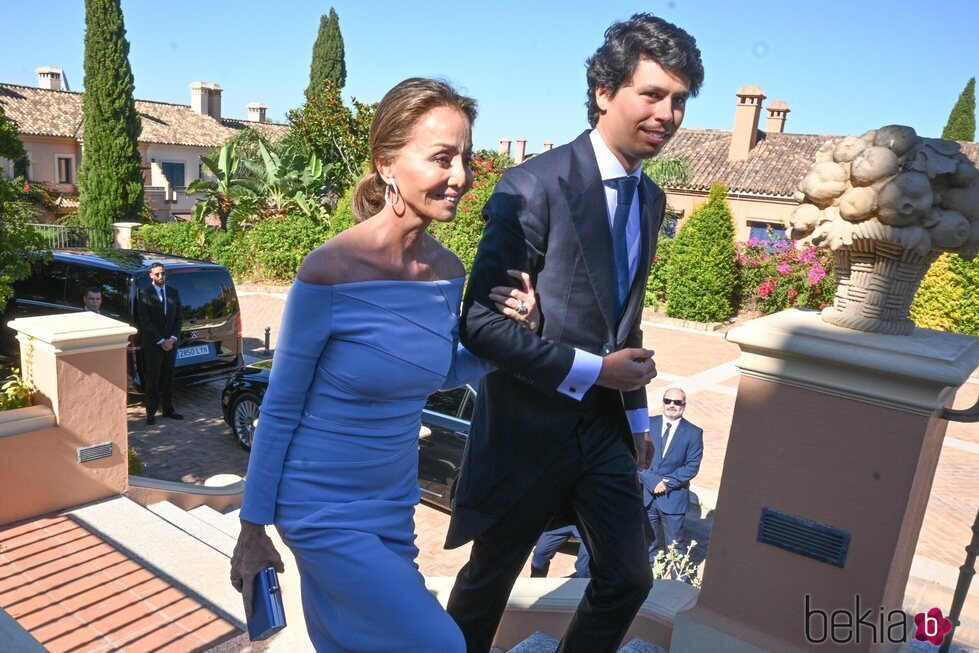 Isabel Preysler ejerciendo de madrina de boda con su sobrino Álvaro Castillejo