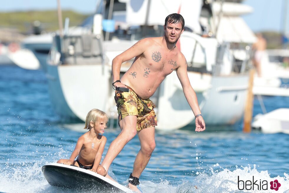 Aldo Comas, haciendo surf con su hijo en Ibiza