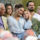 Victoria de Suecia, muy cariñosa con Estelle de Suecia en presencia de Carlos Gustavo de Suecia, Carlos Felipe y Sofia de Suecia en un concierto de Sollide