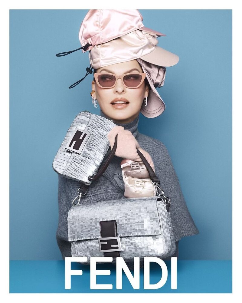 Linda Evangelista en la campaña del 25 aniversario del bolso Baguette de Fendi