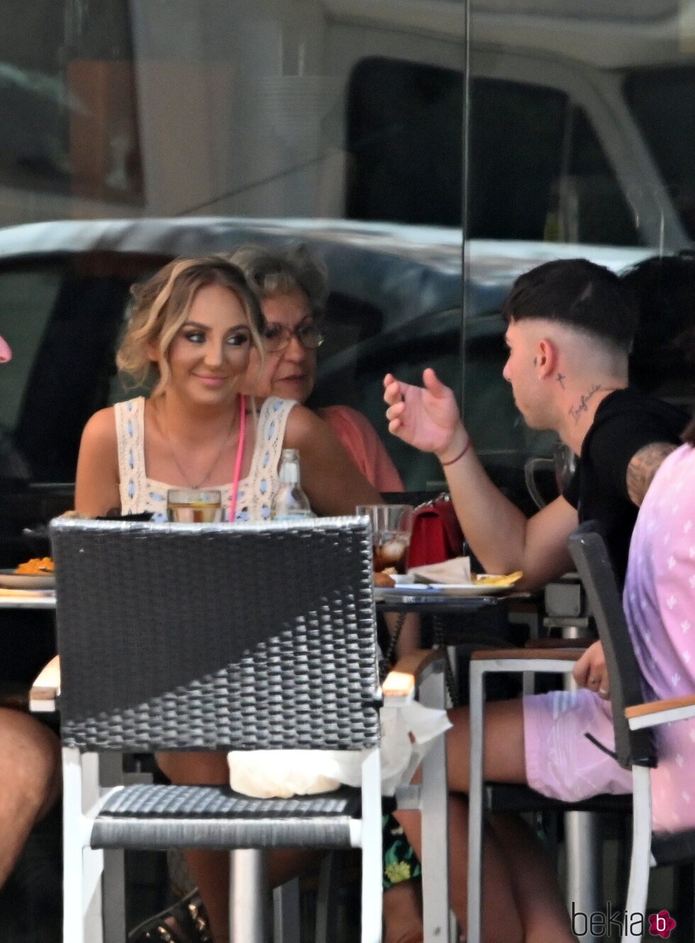 Rocío Flores y Manuel Bedmar en un bar de Marbella