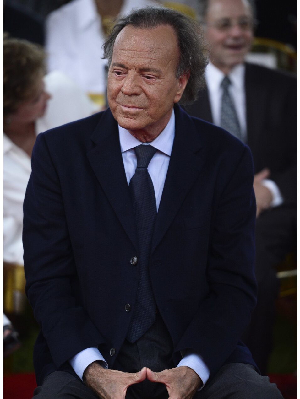 Julio Iglesias atiende durante un acto
