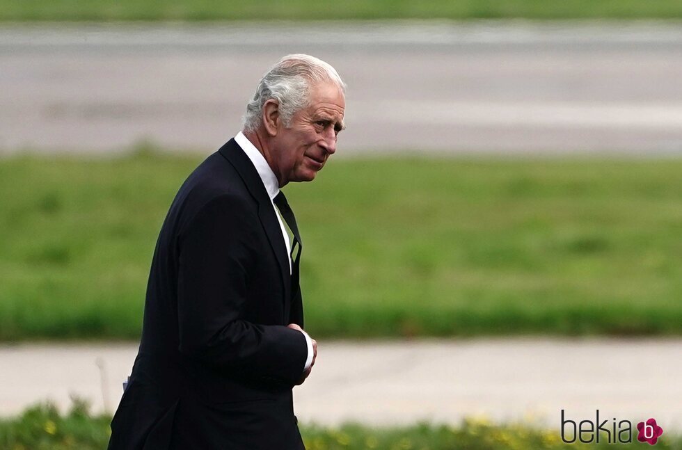 El Rey Carlos III llega al aeropuerto tras la muerte de la Reina Isabel II