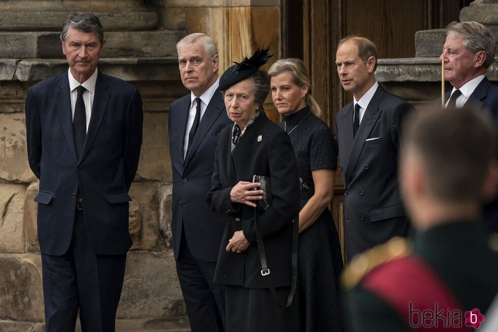 La Princesa Ana y Sir Timothy Laurence, el Príncipe Andrés, el Príncipe Eduardo y Sophie de Wessex reciben el féretro de la Reina Isabel en Holyroodhouse