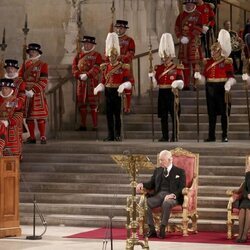 Los Reyes Carlos y Camilla escuchan al Lord Speaker con motivo del primer discurso de Carlos III en el Parlamento