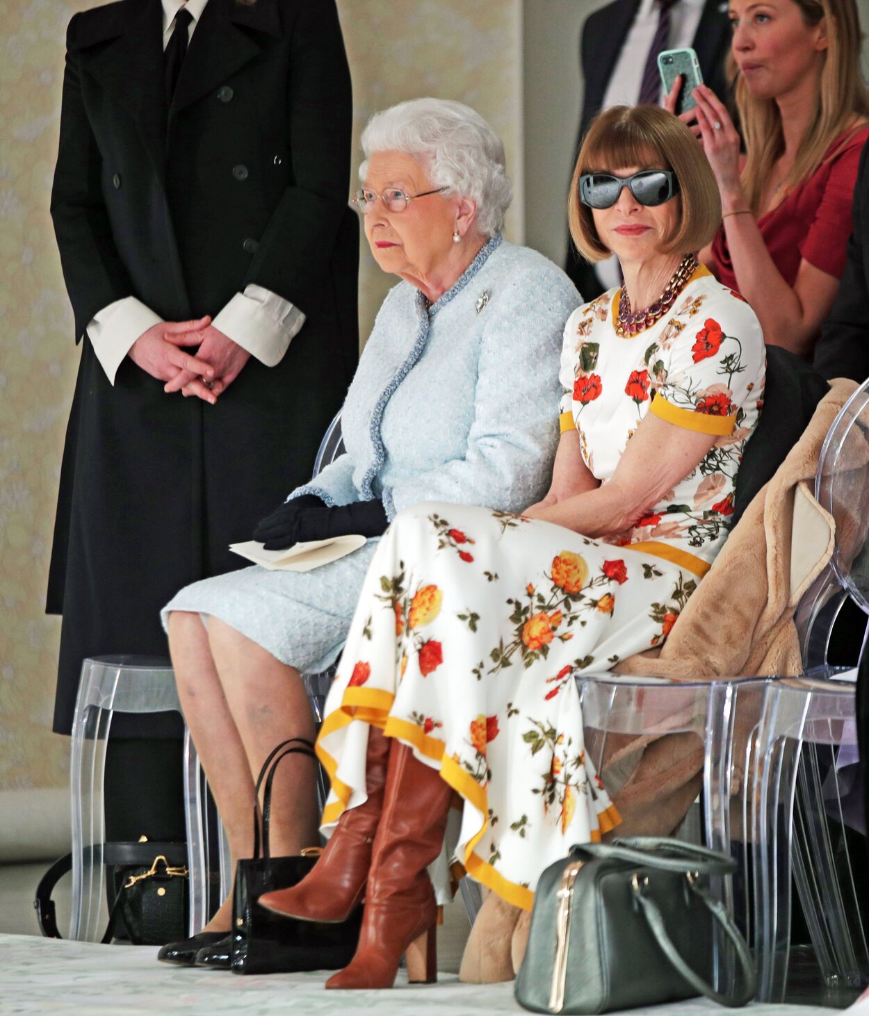 La Reina Isabel II junto a Anna Wintour en un desfiles Richard Quinn durante la Semana de la Moda de Londres 2018