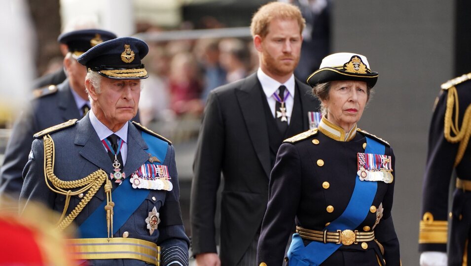 El rey Carlos III, la princesa Ana y el príncipe Harry dejan a Buckingham que acompaña a la reina Isabel II