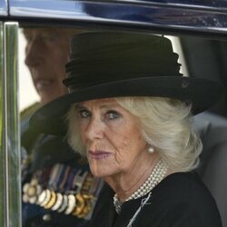 La Reina Camilla abandona Westminster tras la misa por la Reina Isabel II