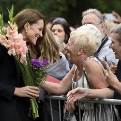 Kate Middleton saluda a la gente de Sandrigham