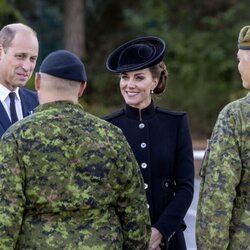 Los Príncipe de Gales visitan a las tropas de la Commonwealth